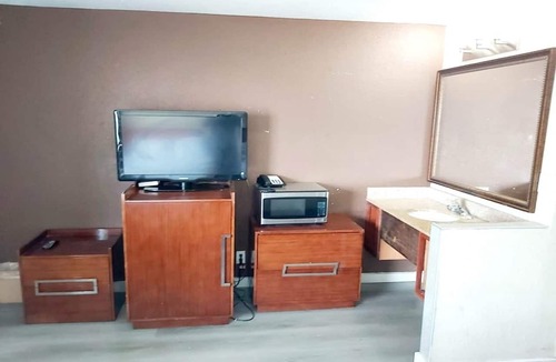 South Central Omaha Apartment | 3 Full bed|smoking|Omaha NE