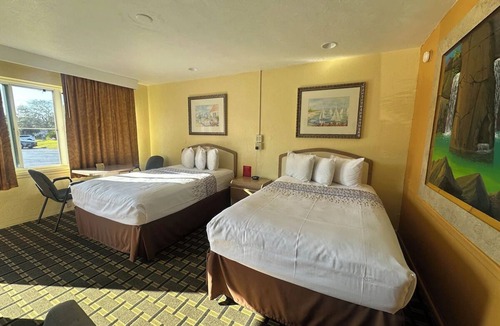 Daytona Beach Hotel | 3 Functional Rooms w/2 Queen Beds – 2.8 Miles from Daytona Airport Convenience