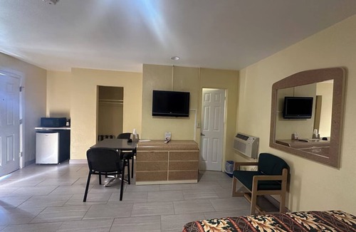 Daytona Beach Hotel | 3 Functional Rooms w/2 Queen Beds – 2.8 Miles from Daytona Airport Convenience