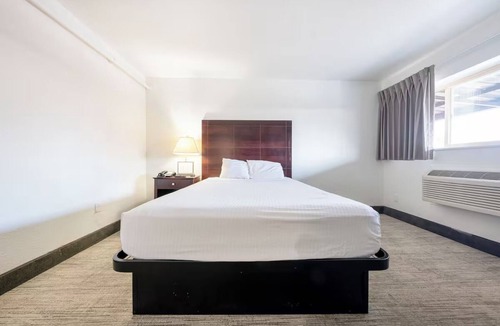Hollywood District Hotel | 3 Functional Studios with Essentials Near Restaurants & Parks