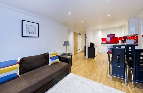 Chelsea Riverside House | 3, Gallery Court · 1 Bed Chelsea Flat + Communal Terrace