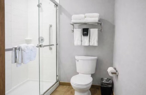 Port Aransas Hotel | 3 Group-Friendly Rooms for Relaxation Near Aransas Pass Aquatic Center - 6.2 mi