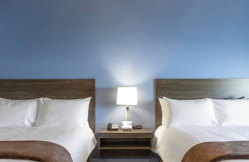 Deep Creek Hotel | 3 Group-Friendly Units w/Kitchen | 5.2 Mi to Laishley Park | Free Parking