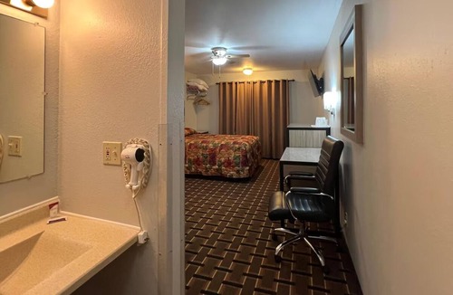 Nebraska City Hotel | 3 Group-Friendly Rooms + Free Parking – Near Nebraska City Attractions