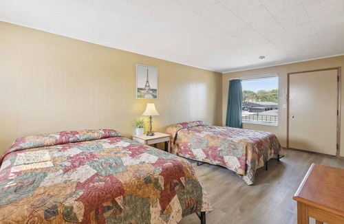 Shields Hotel | 3 Group-Friendly Rooms Near Local Restaurants | Free Onsite Parking