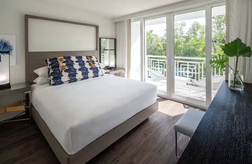 Rock Harbor Resort | 3 Junior Suite in Hammock Wing with Island Views