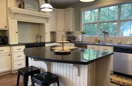 Sautee Nacoochee House | 3 King Bed+Bath ~ Hot tub ~ Fire-pit ~ Pet Friendly ~ 6 miles to Helen