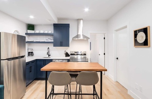 Glenbrook House | 3 King Beds, HotTub, Double Car Garage, 2 Full Kitchens