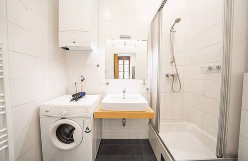 Hundsturm Apartment | 3 king-size beds, 25 min to center, ground floor