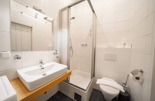 Hundsturm Apartment | 3 king-size beds, 25 min to center, ground floor