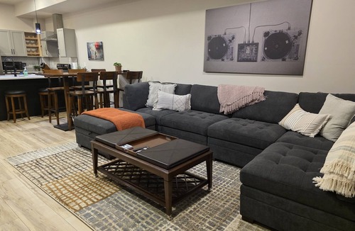 Fountain Square House | 3 King Suites | 100" TV | Walk to Restaurants | EV Charger