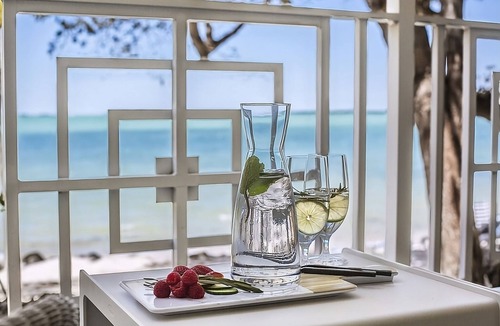Rock Harbor Hotel | 3 King Waterfront Room with Island Setting