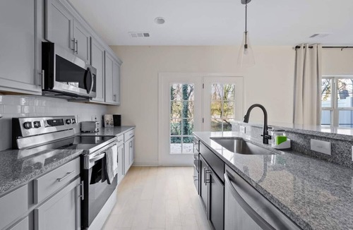 Lakewood Apartment | 3 Kings Garage Front Yard Washer Dryer