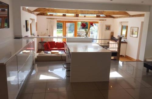 Haslemere House | 3 Kingsize Beds Ensuite - Sleeps 6-8 - Rural Contemporary Oak Framed House