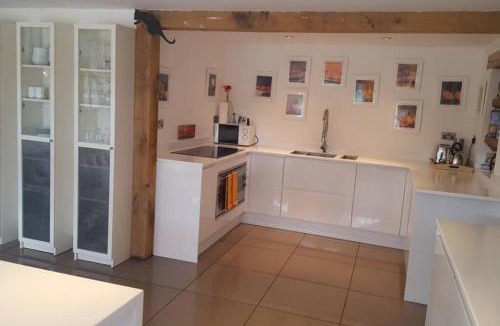 Haslemere House | 3 Kingsize Beds Ensuite - Sleeps 6-8 - Rural Contemporary Oak Framed House