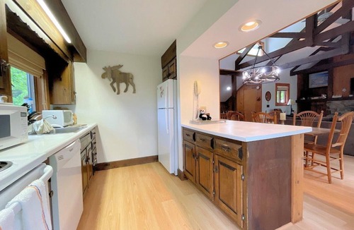 Bromley Mountain Condo | 3-Level End unit Townhouse in Bromley's Clovers