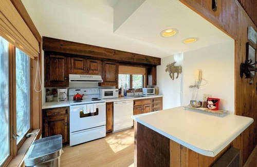 Bromley Mountain Condo | 3-Level End unit Townhouse in Bromley's Clovers