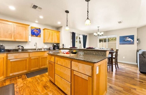 Grants Pass House | 3 memory foam King beds/65" TV/300mbps/Culd de sac/Full Kitchen/BBQ/Jetted Tub/