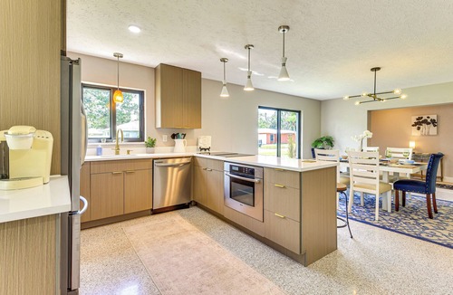 Bradenton Cottage | 3 Mi to Downtown Bradenton: Family Home w/Yard!