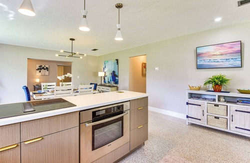 Bradenton Cottage | 3 Mi to Downtown Bradenton: Family Home w/Yard!