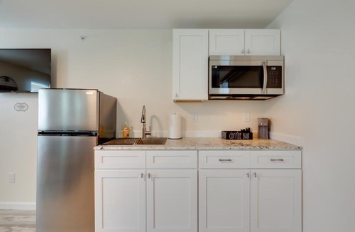 Wareham Apartment | 3 Mi to Onset Beach & Village! Pet-Friendly Apt