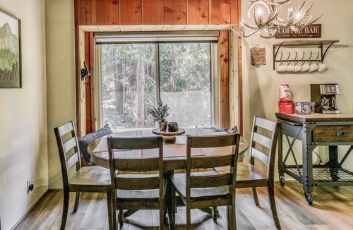 Sierra Cedars Cabin | 3 Mi to Shaver Lake: Cozy 'Bears Hideaway' Cabin!