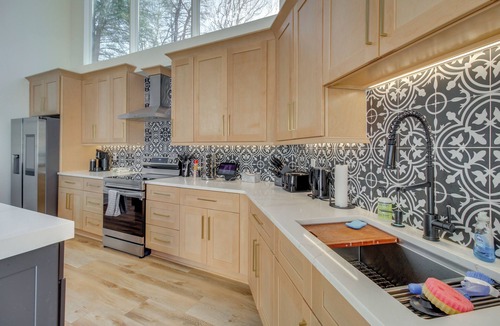 Tate House | 3 Mi to Winery: Jasper Mountain Chalet w/Hot Tub!