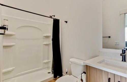 People's Freeway House | 3 Min to DT - 2 Car Garage - Lux Townhome - King Bed
