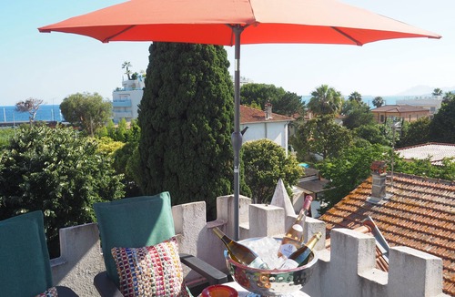 Antibes Villa | 3 min. walk from sandy beach! Pool & Jacuzzi! Gardenroom! Bikes! Fiber internet!