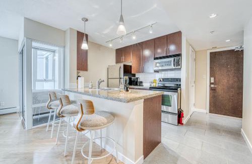 Crosstown Apartment | 3 mins to BC place, central location, free parking