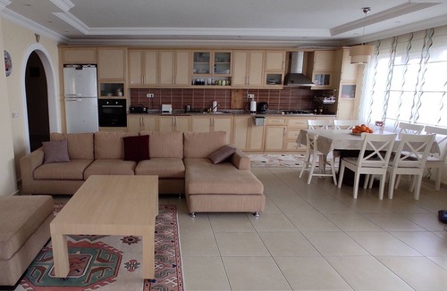 Tosmur Belediyesi Apartment | 3 minutes to the beach! Spacious and silent suite with pool.
