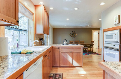 Deer Park House | 3 Mt Baker - Gorgeous! Hot Tub, SHARC passes, A/C, Game Table, Luxurious Linens