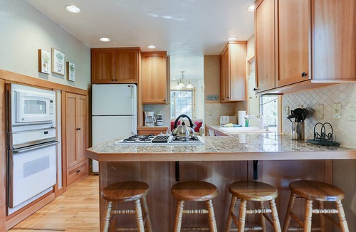 Deer Park House | 3 Mt Baker - Gorgeous! Hot Tub, SHARC passes, A/C, Game Table, Luxurious Linens