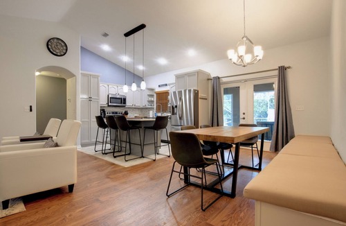Sebastian Highlands House | ☆☀︎❀3 Palms Oasis! Heated Saltwater Pool, Poolside TV, Near Beaches, Wi-Fi!