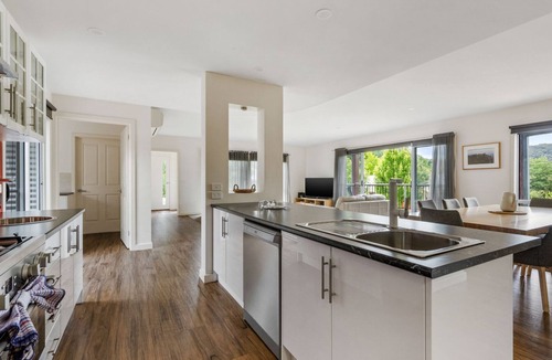 Bright House | 3 Peaks Rise - BRIGHT
