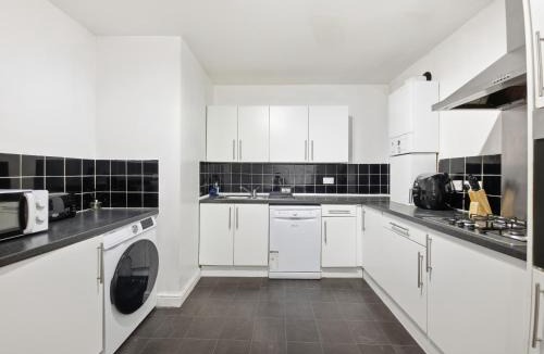 Abbey House | 3 Persons Room, 1min walk from South Wimbledon Station