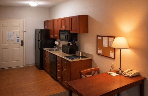 Hot Springs Hotel | 3 Pet-Friendly Studios Near Magic Springs and Oaklawn Entertainment Hub