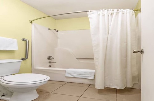 Orlinda Hotel | 3 Pet-Friendly Accommodations | 5.7 miles from Elvis Brown Little League Park