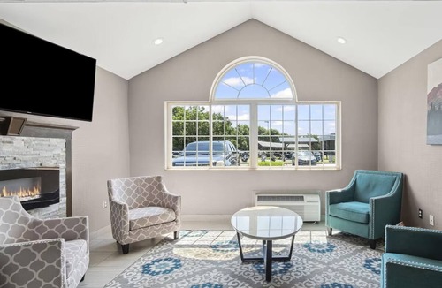 Blue Springs Hotel | 3 Pleasant Rooms w/Flat-Screen TV & Coffee Maker Perfect for Travelers