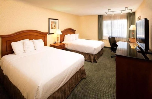 Wenatchee Hotel | 3 Premium Units Perfect for Groups! Free Parking, Enjoy on the Pool!