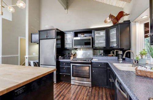 Oregon Water Wonderland House | 3 Private Riverfront Acres. Sleeps 30. Dock/Hot Tub/Pool Table/Disc Golf