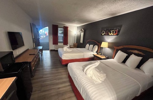 Mattoon Hotel | 3 Relaxing Mattoon Rooms w/Breakfast | Dining, Golf & Recreation Nearby