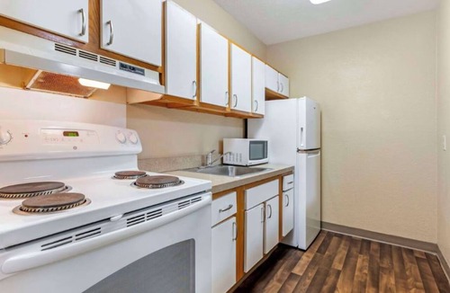 Jeffersontown Hotel | 3 Relaxing Rooms Perfect for groups or Families Exploring Louisville!