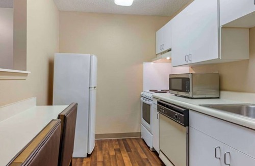 Jeffersontown Hotel | 3 Relaxing Rooms Perfect for groups or Families Exploring Louisville!