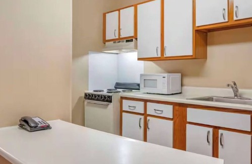 Jeffersontown Hotel | 3 Relaxing Rooms Perfect for groups or Families Exploring Louisville!