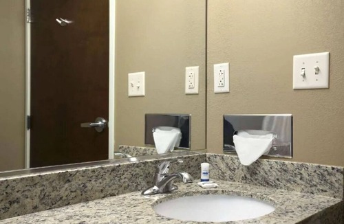 White Hall Hotel | 3 Relaxing Rooms Perfect for Your Group Getaways | Affordable w/Free Breakfast