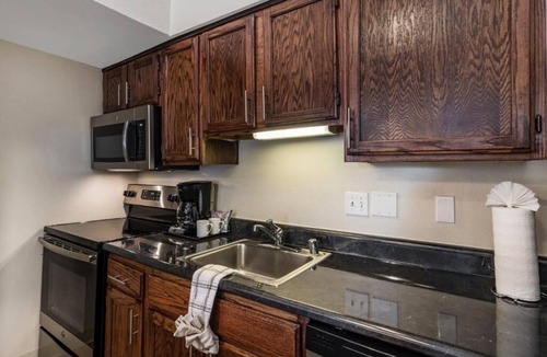 Biggs Field Hotel | 3 Relaxing Suites! Breakfast, Outdoor Pool, Free Parking, Pets Are Welcome!