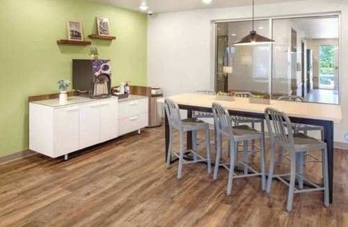 Austin Hotel | 3-Room Family Suite Near Downtown – 2 Queen Beds, Full Kitchen, & Parking