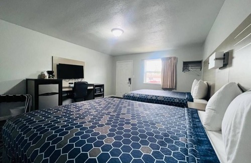 Oskaloosa Hotel | 3-Room Lodging Near William Penn University & Local Spots, Free Parking
