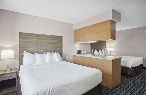 Blue Springs Hotel | 3 Rooms Ideal for Family Conveniently Near to Local Attractions w/Seasonal Pool